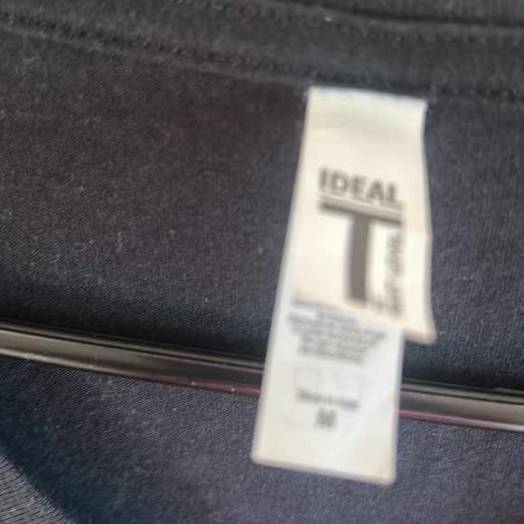 PRINCESS AND QUEEN T SHIRTS IN SIZE MEDIUM AND EXTRA LARGE IN BLACK AND GOLD - Picture 5 of 5